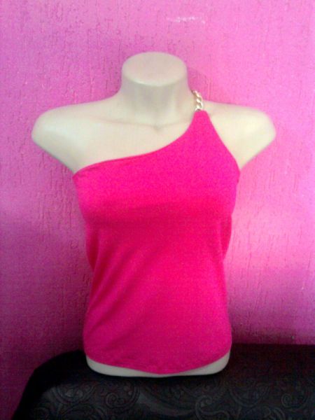 Blusa uma manga só com corrente Pink